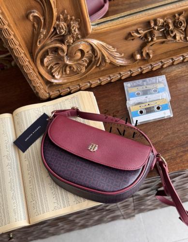 حقيبة كروس Tommy Hilfiger