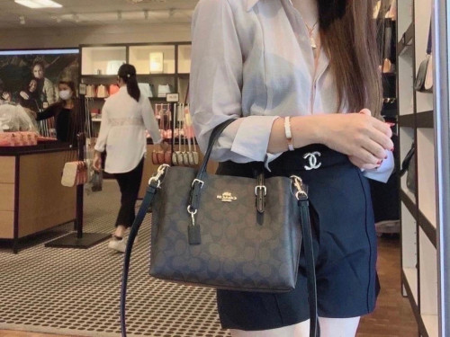 حقيبة كوتش بني غامق