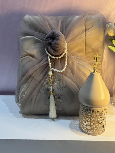 شرشف صلاه و سجادة صلاه و فانوس و سبحه