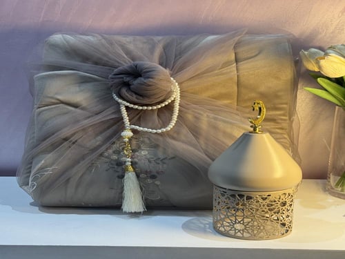 شرشف صلاه و سجادة صلاه و فانوس و سبحه