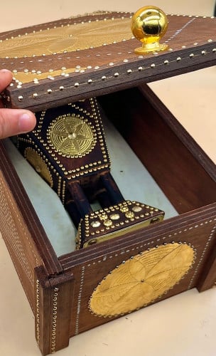 مدخنة وصندوق سرحه