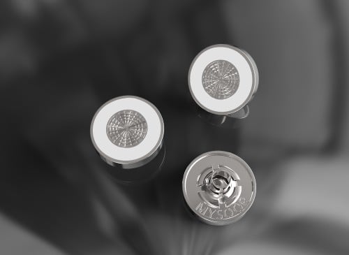 اكسسوار زرار ابيض مع اطار فضي موديل 10