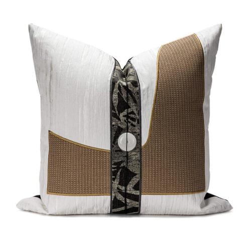 غطاء وسادة ابيض وبني بشريط اسود