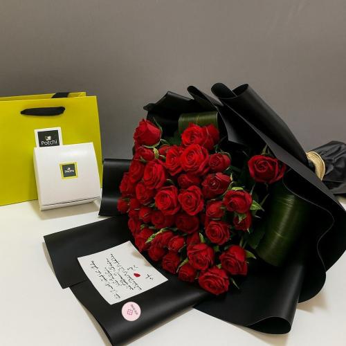 باقة اللمسة الحمراء – Scarlet Touch Bouquet