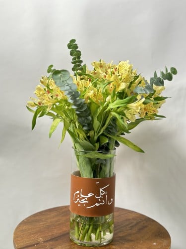 فازة بزهور الاستورميا