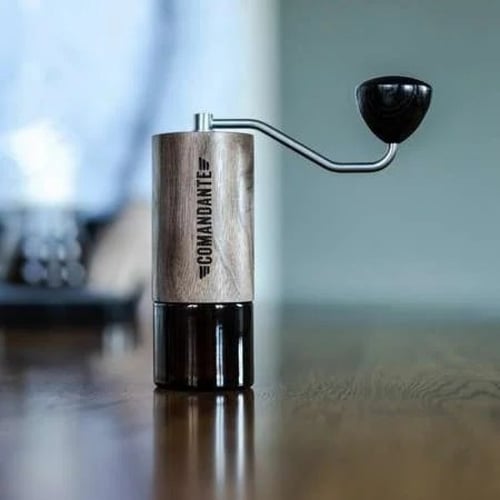 طاحونة كوماندانتي يدوية لون مميز خشب الجوز إصدار M...