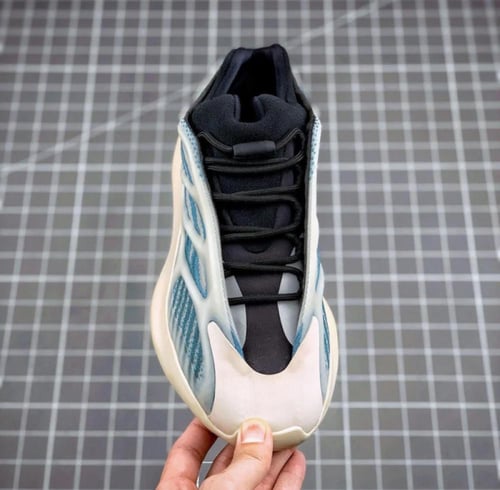 شوز ييزي ٧٠٠ - Yeezi 700