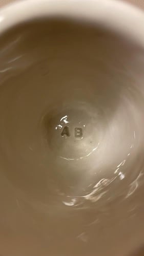 كوب برسم فيونكه من الجهتين مع حفر حرفين من الداخل...