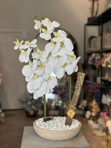 فازة الخشب والاوركيد ورقائق العود الطبيعي