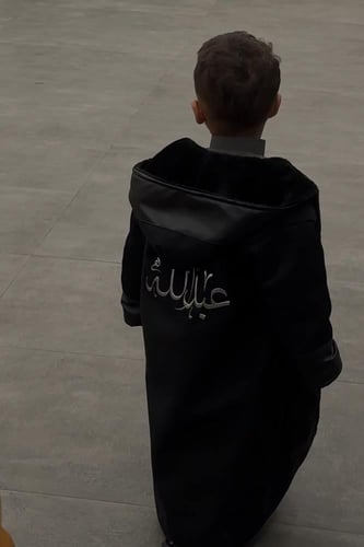 فروة اطفال شتوية بأطراف جلد مع اسم مخصص