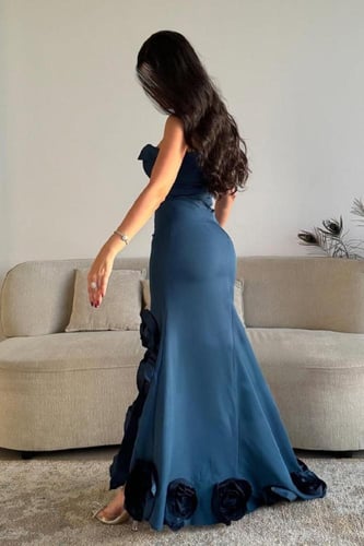 فستان ناعم مزين بالورود بطلته الجميلة