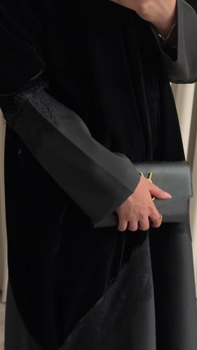 عبايه مخمل + تفته + دانتيل