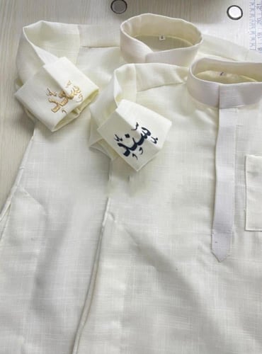 ثوب الينن مطرز بالاسم