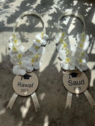 عقد تخرج مع ورد الاوركيد الفاخر