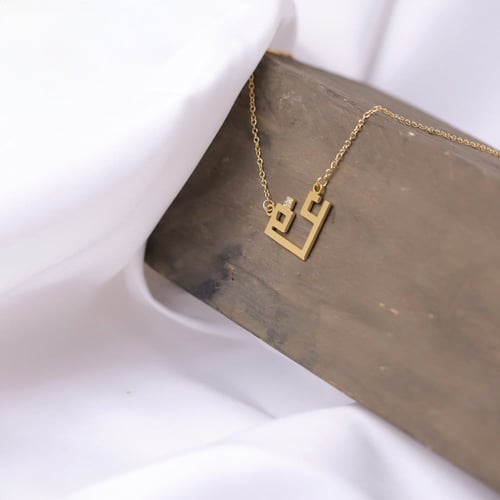 سلسال مطلي بالذهب بتصميم حروف عربية حسب الطلب