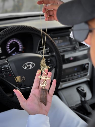 تعليقة سيارة عود مع رسمة الصقر