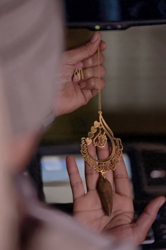 تعليقة بشكل قطرة يدويه مع كسرة العود