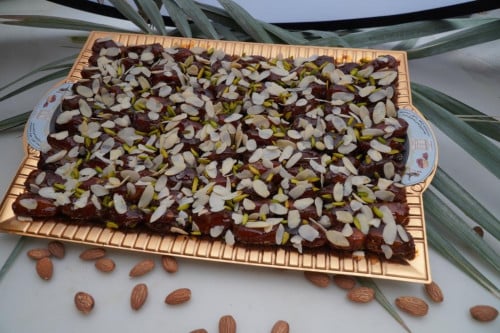 تمر خلاص محشو باللوز و مغطى باللوز والفستق المبشور...
