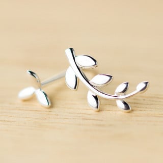 حلق صغير غير متماثل من الفضة الاسترليني عيار 925