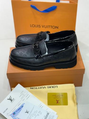 حذاء لويس فيتون