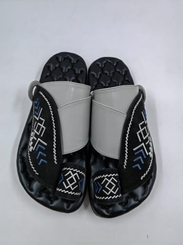 حذاء شرقي مطرز