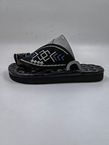 حذاء شرقي مطرز