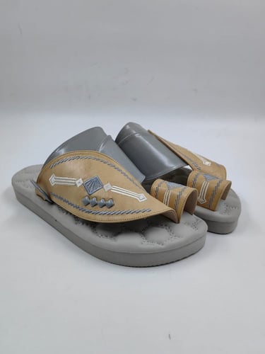 حذاء شرقي مطرز