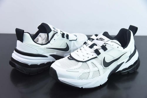 حذاء Nike V2K Run