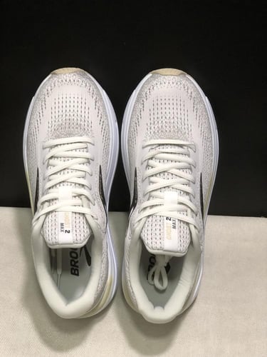 حذاء بروكس Brooks Ghost Max 2