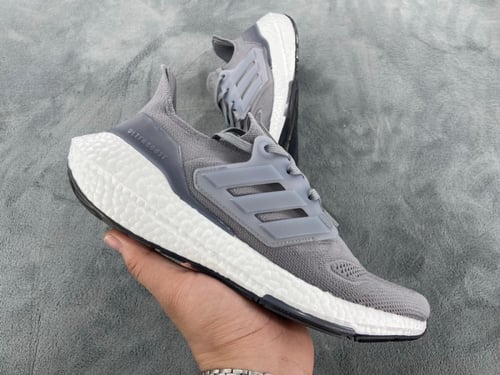 حذاء Adidas UltraBoost 22