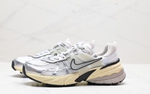 حذاء Nike V2K Run