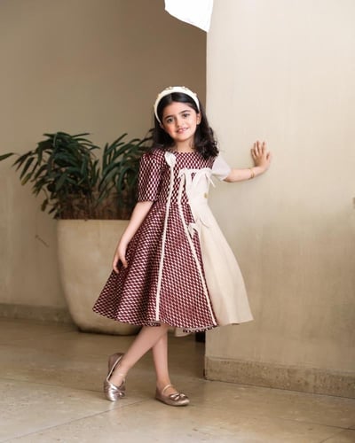 فستان أطفال باللون البيج والدانتيل العنابي