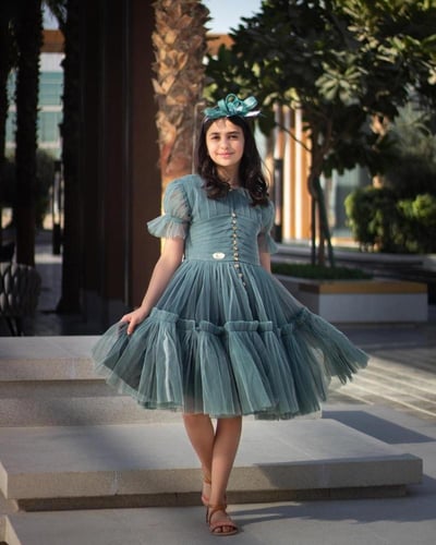 فستان أطفال بألوان جذابة من التل بدرجات اللون الأخ...