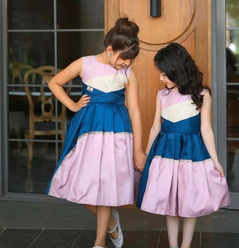 فستان اطفال ممزوج بالوان التفته