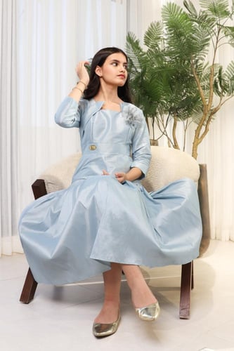 فستان سن محير مكسي باللون السماوي