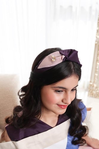 فستان السن المحير ممزوج بألوان التفته