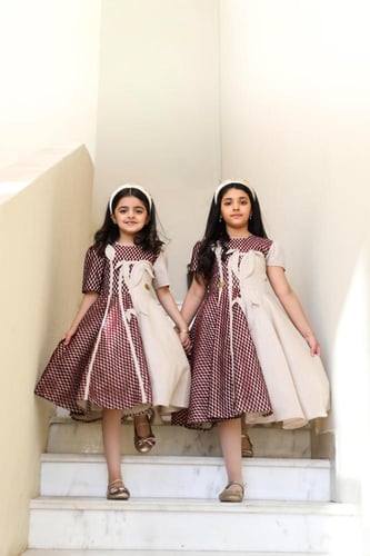 فستان أطفال باللون البيج والدانتيل العنابي