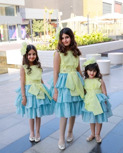 فستان أطفال باللون الاصفر والسماوي البحري فيونكات