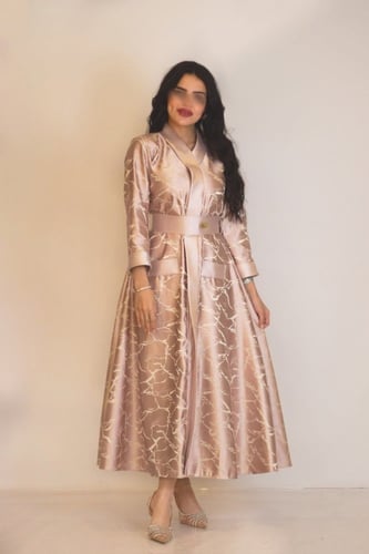 فستان نسائي انيق بتشجيرة جاكار والتفته الميكادو