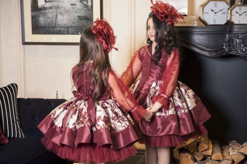 فستان أطفال باللون العنابي يتميز بتشجيرة أنيقه