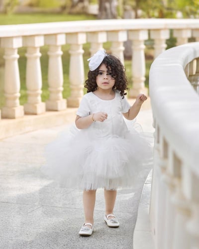 فستان بناتي أبيض أنيق بقماش التفته والتل