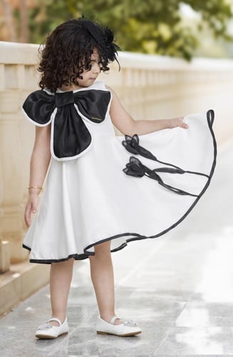 فستان بناتي أبيض وأسود بتصميم كلاسيكي أنيق