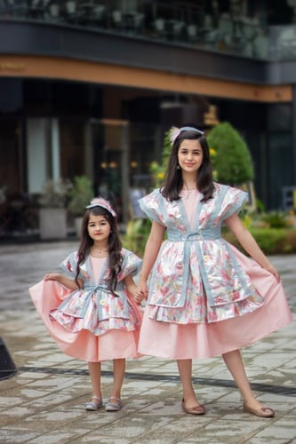 فستان فريد من قماش التفته المشجر والجازار والتفته