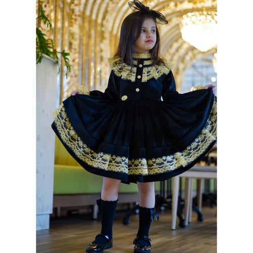 فستان أطفال بخامة المخمل وكلفة الدانتيل