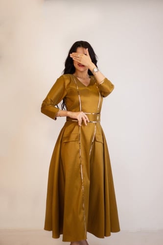 فستان نسائي بقماش الشانتون واطراف الجاكار