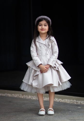 فستان أنيق ذو لون مميز بتصميم بليزر