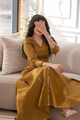 فستان نسائي بقماش الشانتون واطراف الجاكار