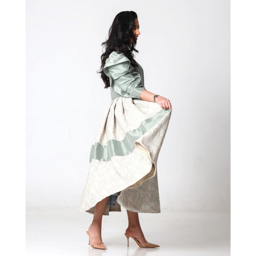 فستان نسائي مصنوع من خامة شانتون متداخله مع الجاكا...