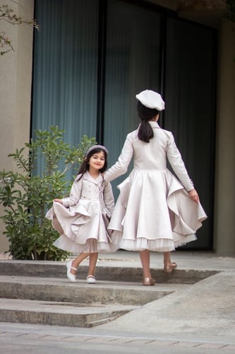 فستان أنيق ذو لون مميز بتصميم بليزر