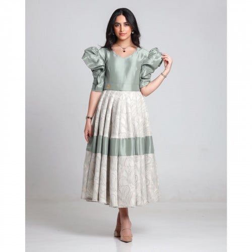 فستان نسائي مصنوع من خامة شانتون متداخله مع الجاكا...